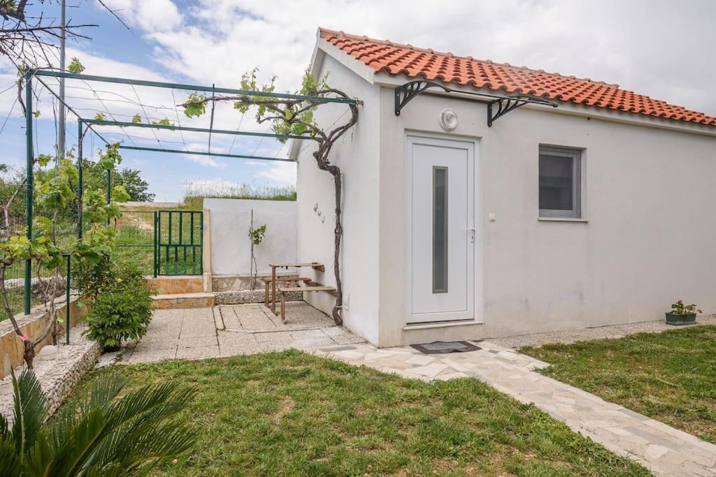 Ferienwohnung Lovely Bungalow With Parking,Garden And Bbq Kaštela Exterior foto